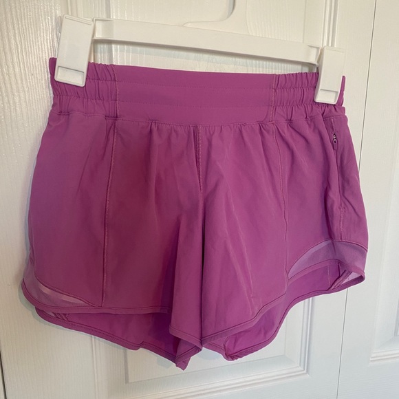 Discontinued lululemon Hotty Hot Low-Rised Lined Short 4” size